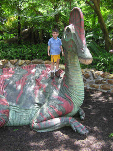 5-05 Eli and Dinosaur.jpg (82684 bytes)